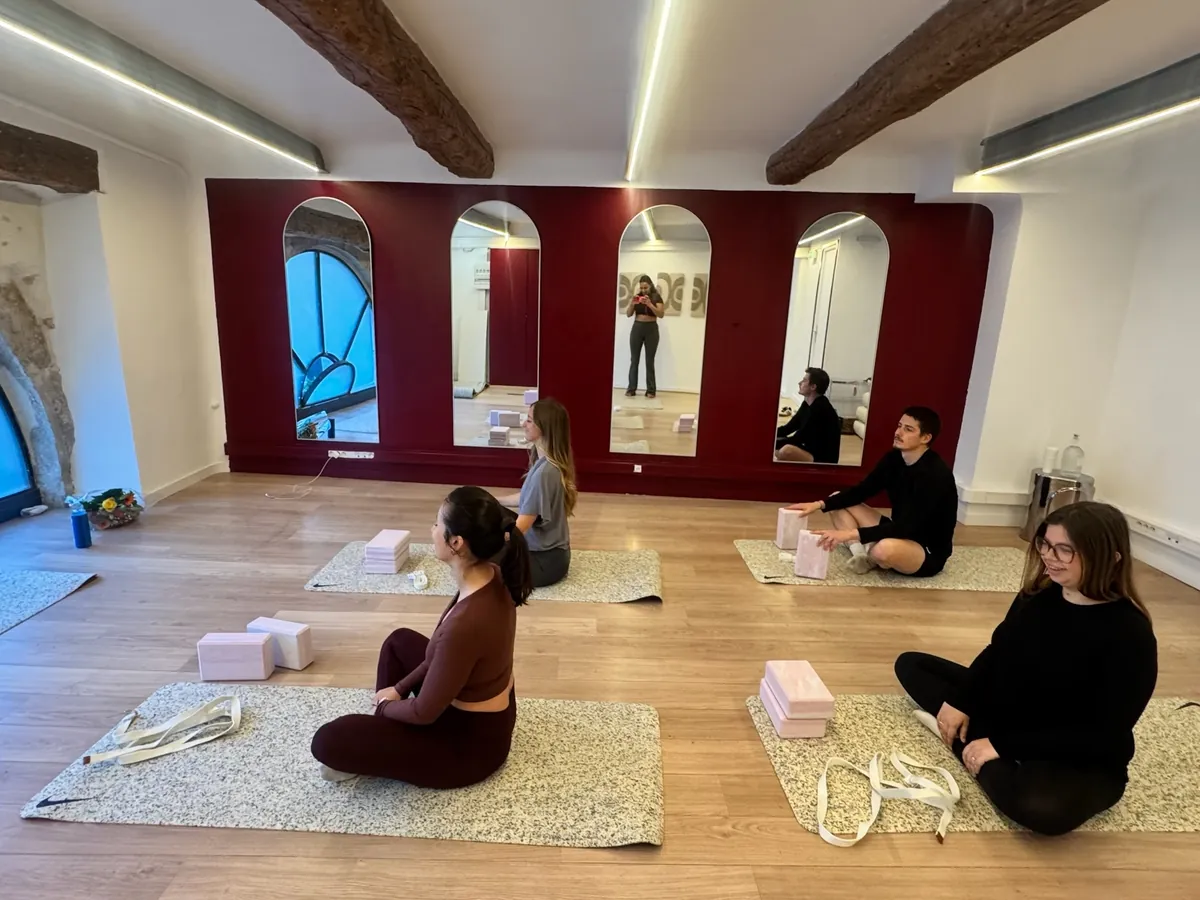 Groupe en cours de yoga au Studio Yuzu à Grasse